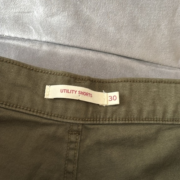 Levi Utility Olive Green Women's Shorts size 30 - Picture 2 of 7